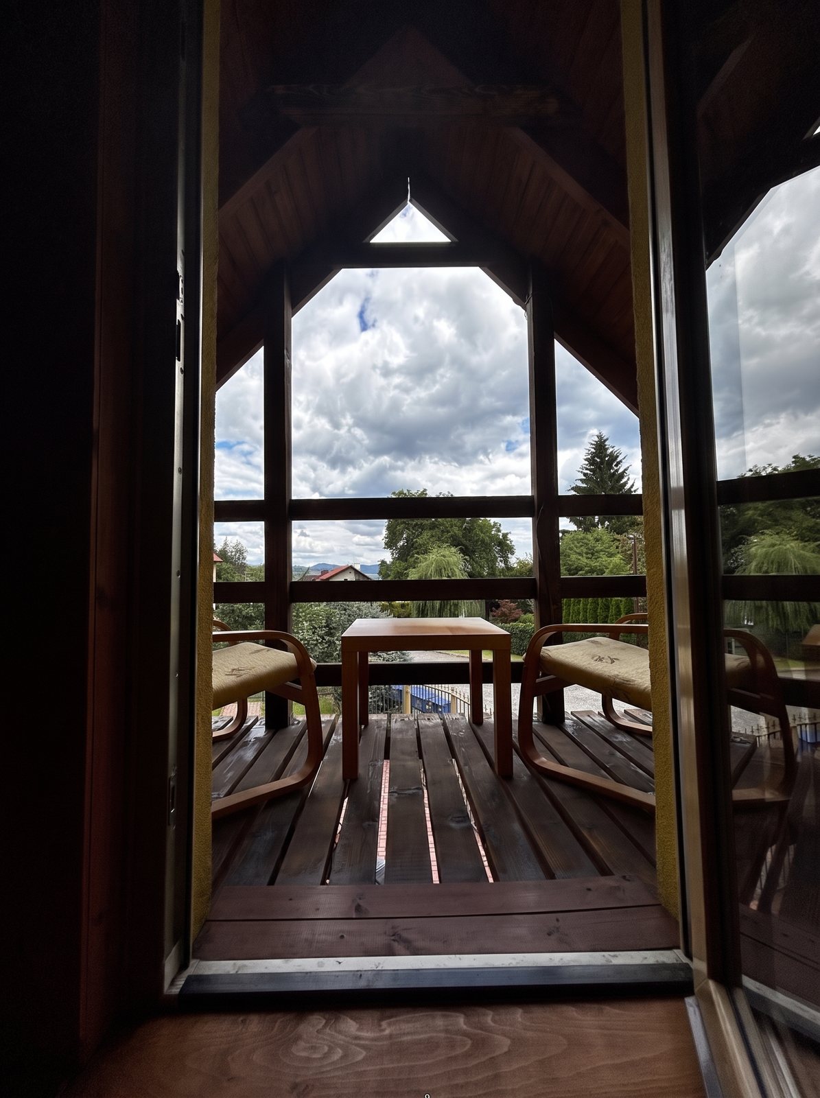 Widok z poddasza przez drzwi na balkon
