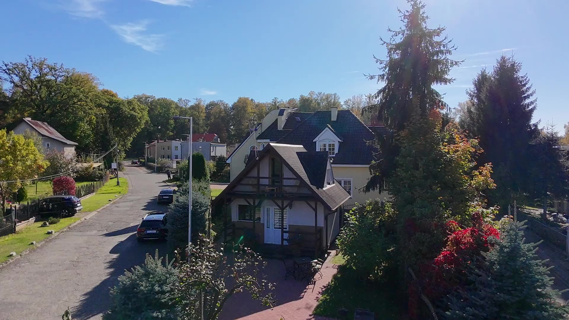 Drewniany domek letniskowy Wood House w Kłodzku z lotu ptaka, jesienne popołudnie