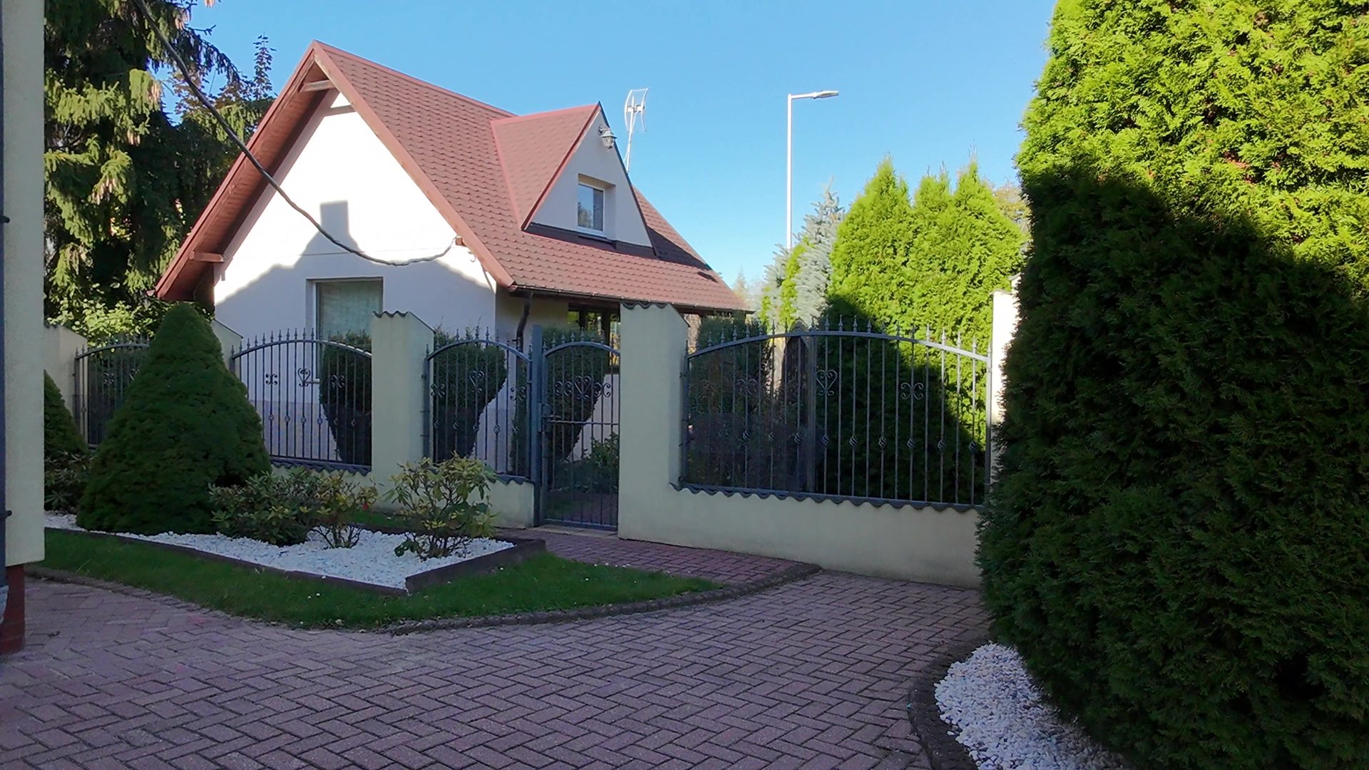 Domek widziany z podjazdu sąsiedniej willi