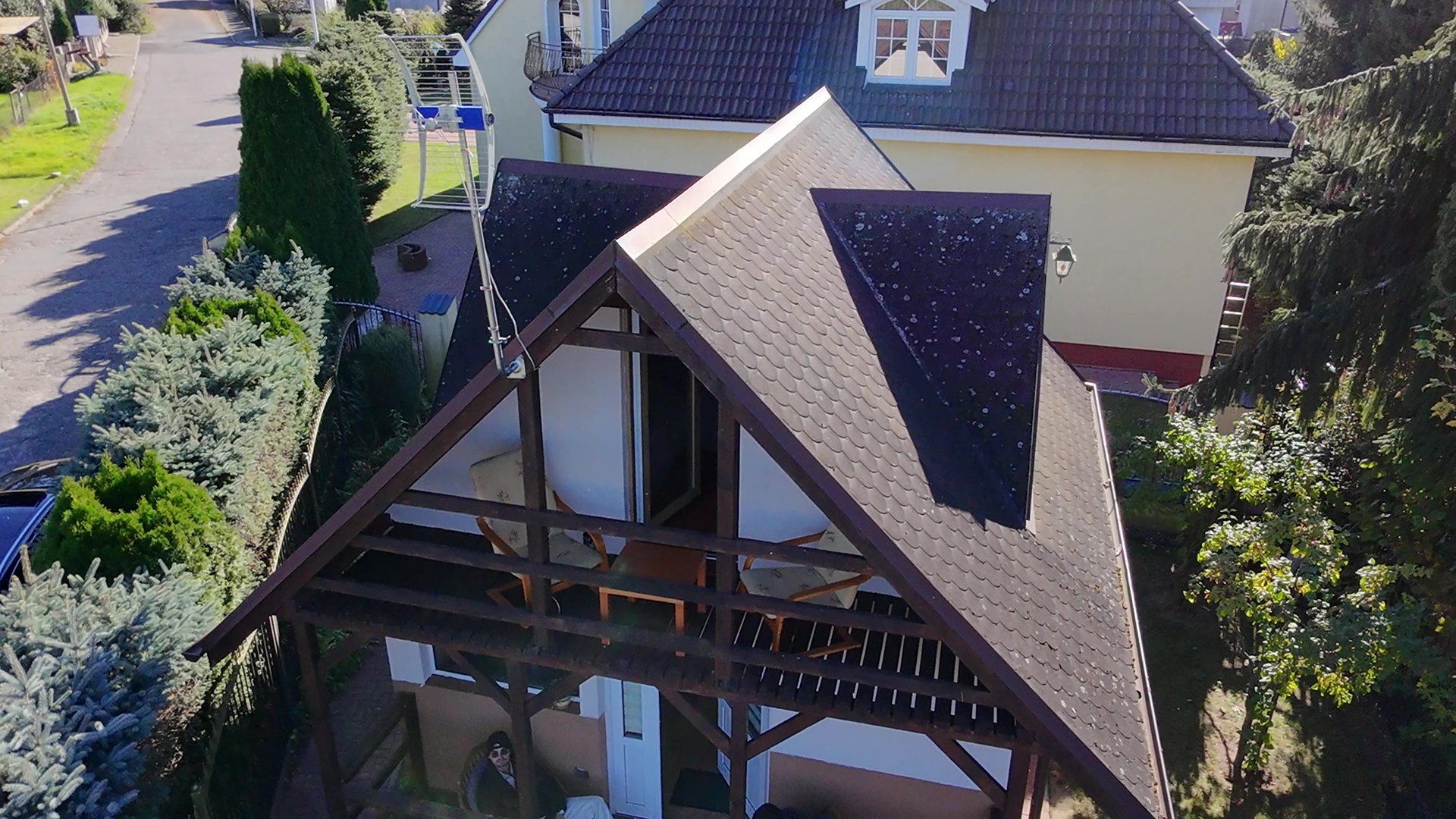 Domek z góry, widać balkon na poddaszu i świerk